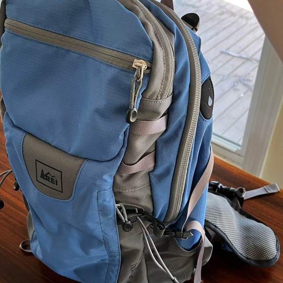 REI Traverse 30 Backpack Climbing Hiking Hydration Blue/Gray Daypack - READ!! - Picture 6 of 6